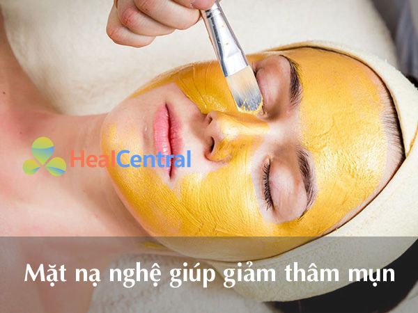 Đắp mặt nạ nghệ giúp giảm thâm sau khi nặn mụn