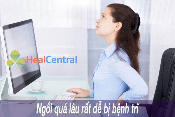 Ngồi lâu là một nguyên nhân gây ra bệnh trĩ