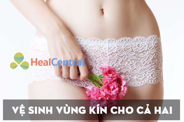 Vệ sinh vùng kín cho cả hai trước khi đưa cậu bé vào cô bé