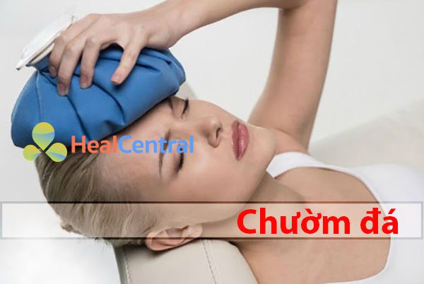 Chườm đá quanh trán để hạ sốt