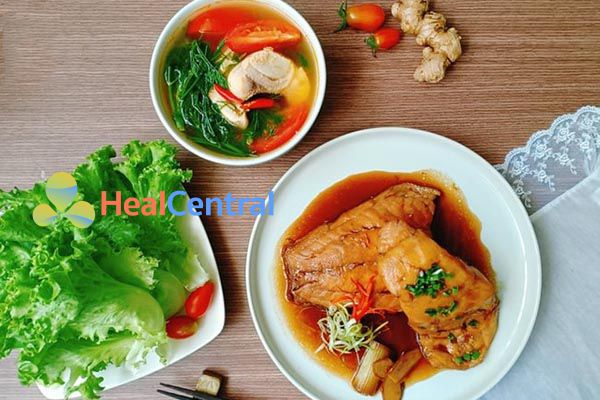 Bữa tối với cá basa kho tương và nấu canh chua