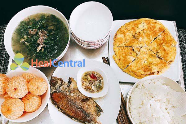 Thực đơn: Cá rán - Trứng omelete - Canh thịt băm