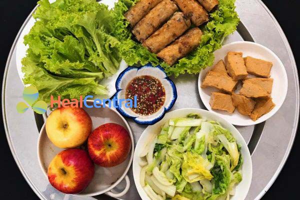 Thực đơn: Chả nem - Giò lụa ăn kèm với rau và táo tráng miệng