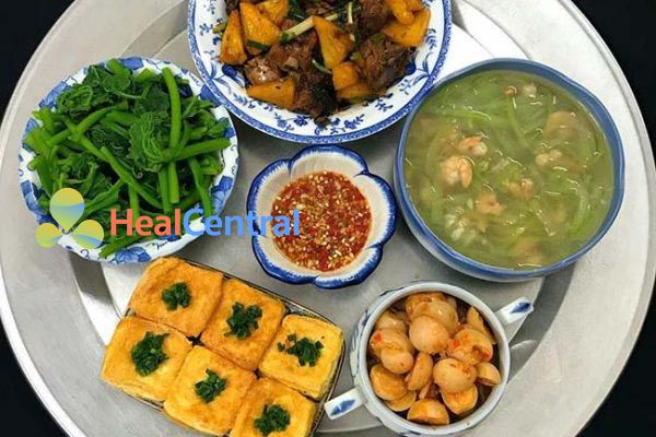 Thực đơn: Đậu phụ rán - Sườn xào - Ngọn bí luộc - Cà muối xổi