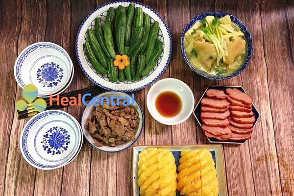 Thực đơn: Lườn ngỗng xông khói - Thịt om - Măng nấu canh