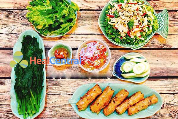 Thực đơn: Nem rán - Salad rau củ - Dưa chuột