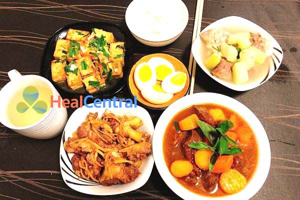 Thực đơn: Thịt bò hầm - Thịt gà rang - Đậu sốt