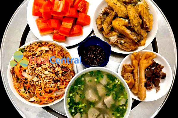 Thực đơn: Thịt gà luộc - Canh khoai sọ - Nộm thịt gà