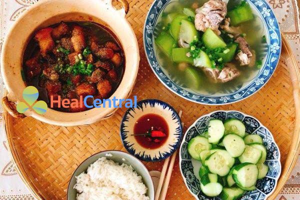 Thực đơn: Thịt kho niêu - Xương hầm bí - Dưa chuột