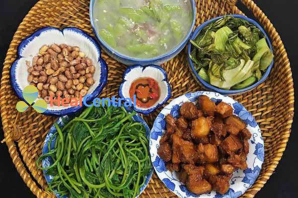Thực đơn: Thịt kho tàu ăn cùng với các món rau
