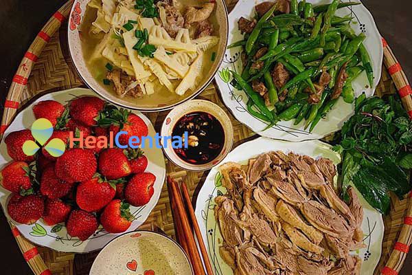 Thực đơn: Thịt ngan luộc - Canh măng nấu ngan - Đỗ xào