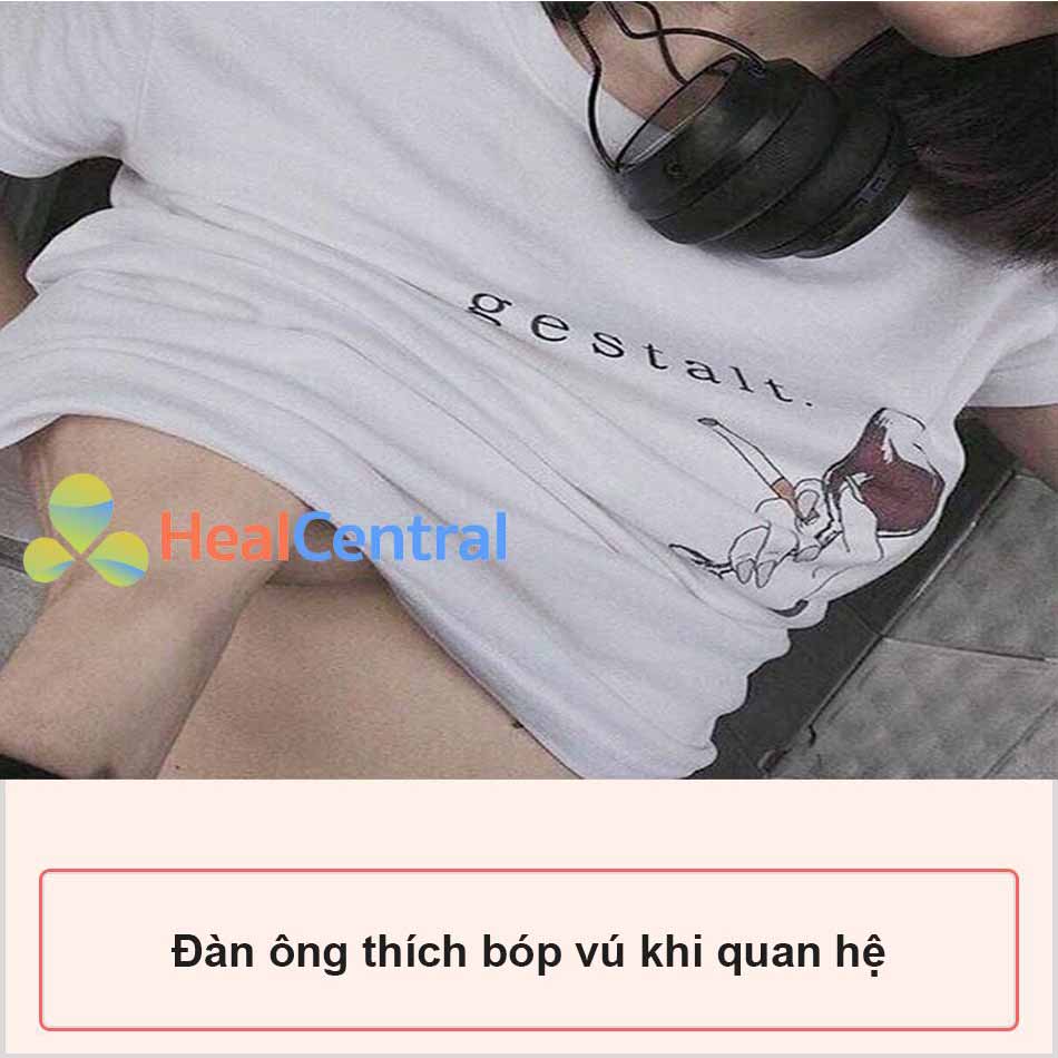 Đàn ông thích bóp vú khi quan hệ