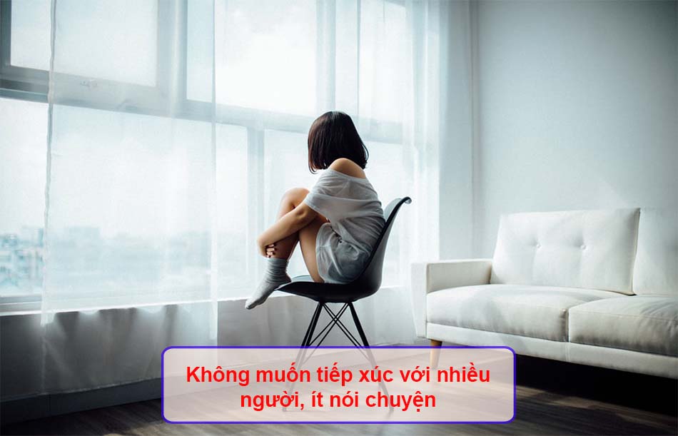 Không muốn tiếp xúc với nhiều người, ít nói chuyện, ít dùng mạng xã hội, tự cô lập.