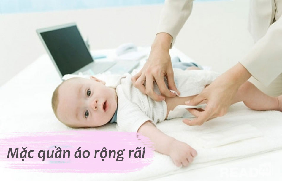 Cho bé mặc quần áo rộng rãi, thoáng mát để ngăn ngừa rôm sảy rất hiệu quả